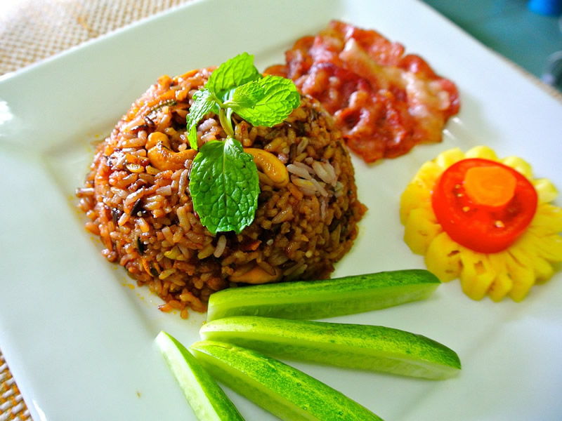 Thai fried rice with fruit and vegetables